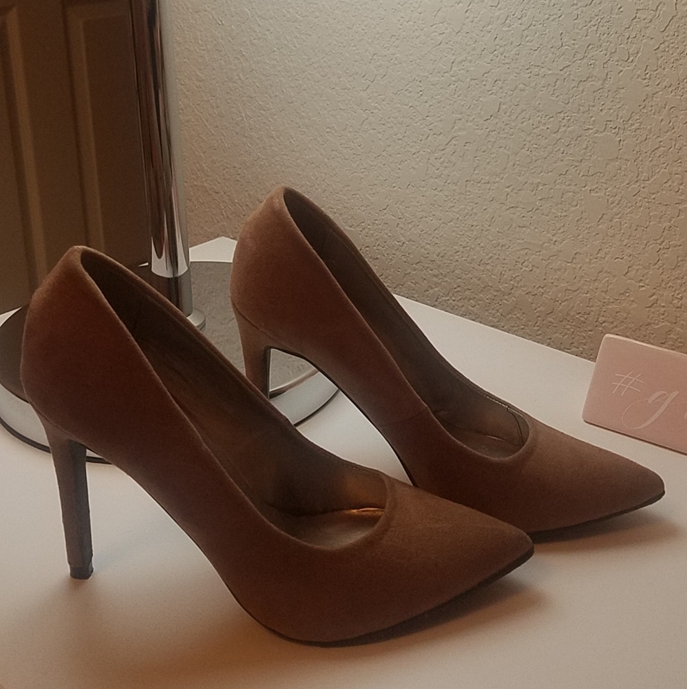 Breckelle's tan heels